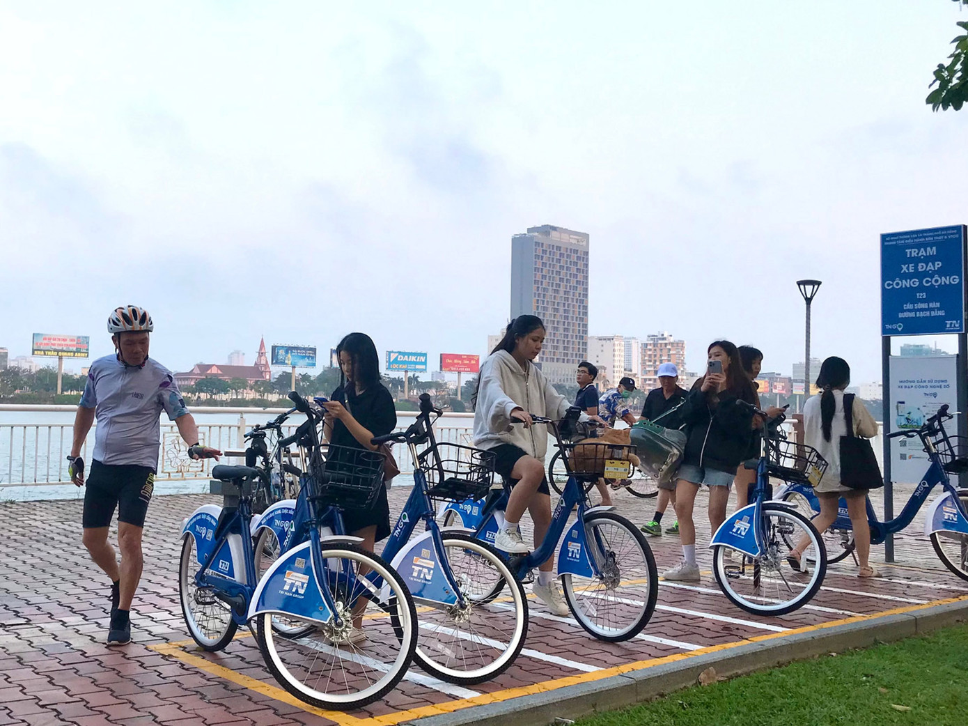 Điểm xe đạp công cộng được đặt dọc vỉa hè đường Bạch Đằng (quận Hải Châu) bên bờ sông Hàn thu hút khách du lịch và các bạn trẻ trải nghiệm.