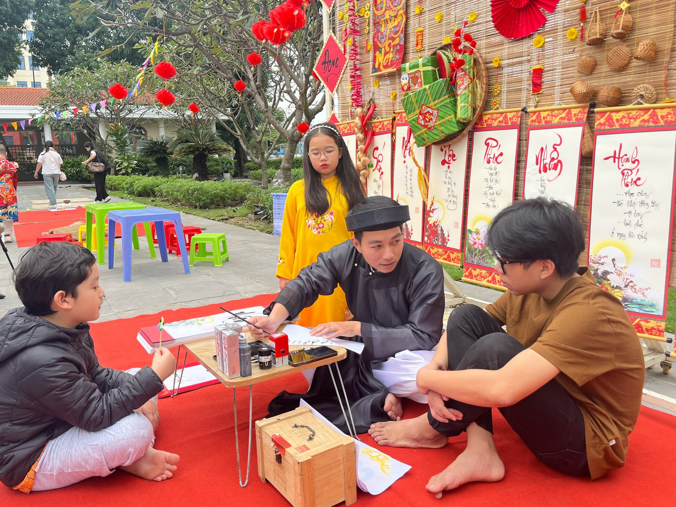 Được xem các ông đồ viết chữ ngày xuân. Được xem các ông đồ viết chữ ngày xuân.