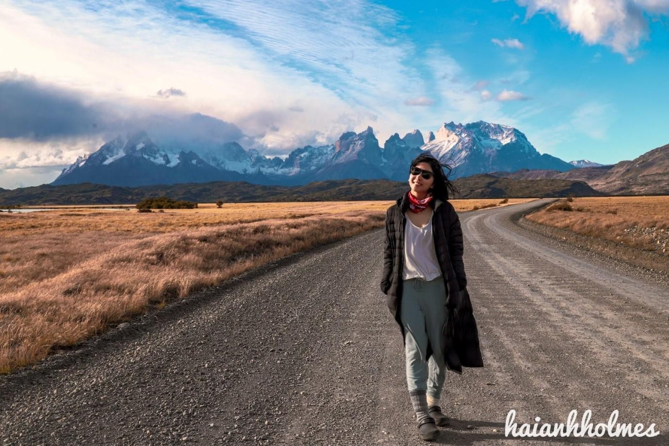 Trên đường lái xe vào khách sạn, hai vợ chồng dừng lại bên đường để ngắm nhìn cảnh vật và các dãy núi hùng vĩ, nhờ vậy có thể bắt được những khoảnh khắc tuyệt đẹp của đàn lạc đà Guanaco hai bên đường. Trên đường lái xe vào khách sạn, hai vợ chồng dừng lại bên đường để ngắm nhìn cảnh vật và các dãy núi hùng vĩ, nhờ vậy có thể bắt được những khoảnh khắc tuyệt đẹp của đàn lạc đà Guanaco hai bên đường.