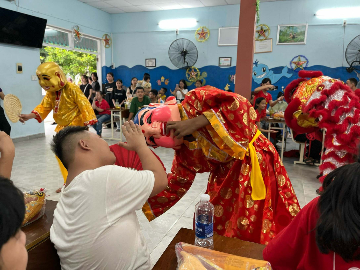 Các bạn đã đem đến cho các em những nhu yếu phẩm cần thiết như gạo, thịt, sữa, tã bỉm, đồ chơi,… Kinh phí ban đầu là tiền túi của các bạn trong nhóm, kết hợp kêu gọi các bạn học cùng trang lứa chung tay ủng hộ. Ngoài những suất quà, các bạn còn mang đến cho các em nhỏ thật nhiều niềm vui, nụ cười