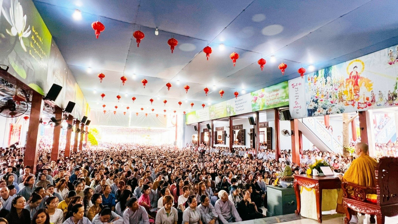 Buổi pháp thoại kéo dài trong vòng 90 phút và nhận được sự yêu thích của đông đảo các bạn trẻ. Trước đó, mọi người biết đến thầy thông qua kênh TikTok Giác Minh Luật với 2,6 triệu lượt theo dõi. Ảnh: Hằng Hương