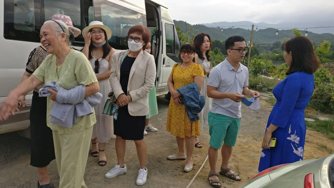 Đoàn khách từ TPHCM đến tham quan vườn hoa - ảnh Kim Ngân