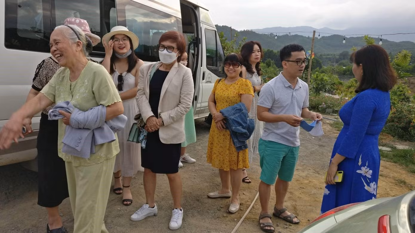 Đoàn khách từ TPHCM đến tham quan vườn hoa - ảnh Kim Ngân