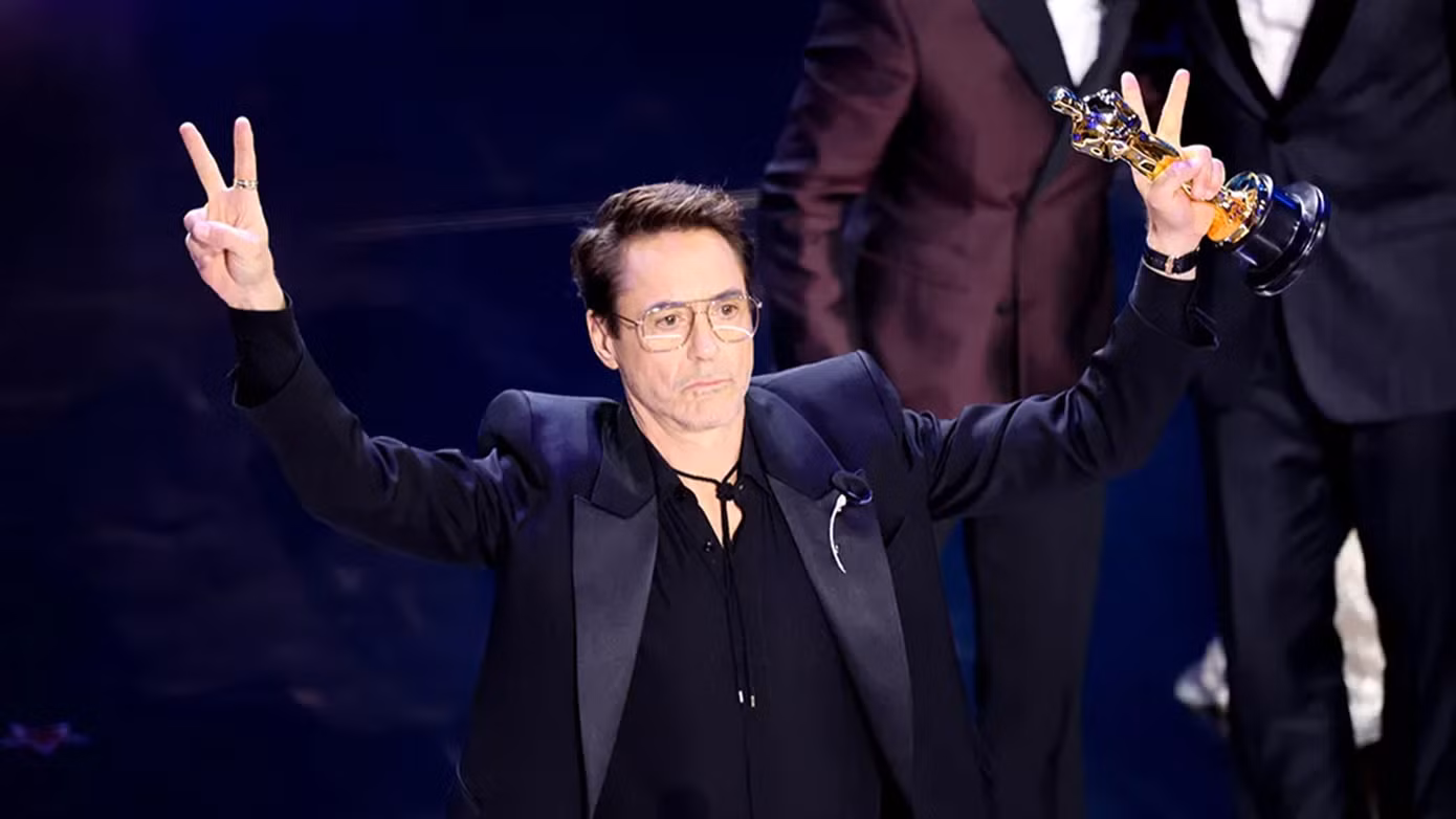 "Người sắt" Robert Downey Jr. nhận giải Oscar đầu tiên trong sự nghiệp với hạng mục Nam diễn viên phụ xuất sắc nhất, với những lời cảm ơn đầy cảm động dành cho người vợ đã cứu vớt đời mình. Nguồn: Variety.