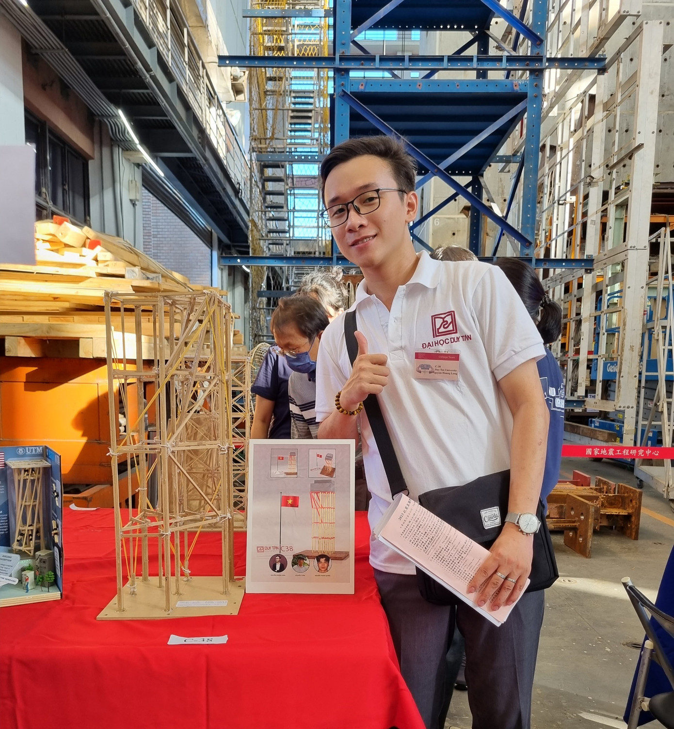 Hoàng Long bên Mô hình nhà chống động đất