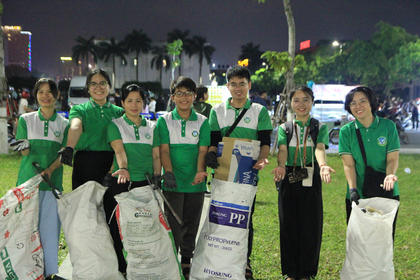 Anh Huỳnh Xuân Toàn - đại diện phụ trách Hội Yêu Rác tại Đà Nẵng, cho biết đây là năm thứ 8 Hội duy trì tổ chức các chuỗi hoạt động như dâng hương tưởng niệm và nhặt rác sau chương trình bắn pháo hoa tại TP. Đà Nẵng. Sự kiện thu hút gần 40 tình nguyện viên đang sinh sống, học tập, làm việc tại thành phố tham gia. Ảnh: Minh Hiền