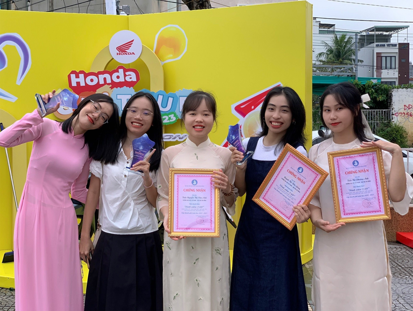 Vân Anh luôn tâm niệm, mỗi hành trình phấn đấu đều phải trải qua những khó khăn nhất định, nhưng chúng ta hãy thật sự kiên trì và bền bỉ còn lại tất cả mọi thứ đều có thể cố gắng được. Vân Anh luôn tâm niệm, mỗi hành trình phấn đấu đều phải trải qua những khó khăn nhất định, nhưng chúng ta hãy thật sự kiên trì và bền bỉ còn lại tất cả mọi thứ đều có thể cố gắng được.