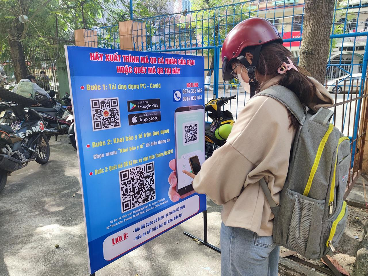 Làm thủ tục phòng chống dịch trước khi vào trường - ảnh Thảo Nguyên