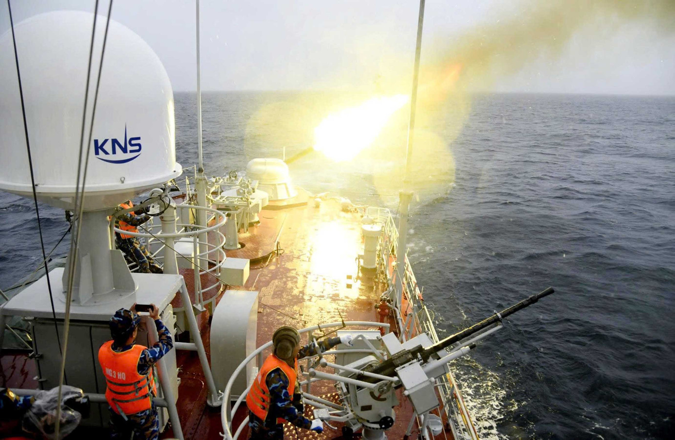 Xạ thủ súng AK 630 và 14,5 ly tiêu diệt mục tiêu trên không Ảnh: Hoàng Diệu