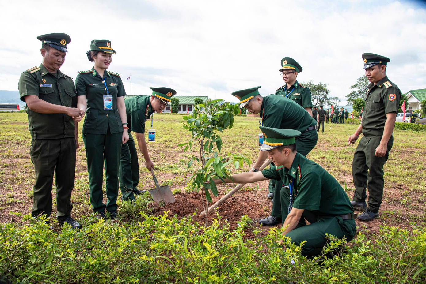 Các sĩ quan trẻ hai nước trồng cây lưu niệm tại Đại đội Biên phòng 320, Bộ Chỉ huy Savannakhet, Lào. Ảnh: Văn Chương