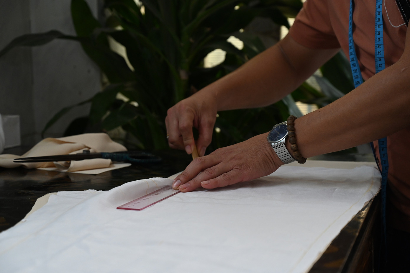 Do đông khách, mỗi bộ đồ chỉ được may trong vòng 2-4 tiếng, nên cần đội ngũ thợ may đông. Do đó mỗi sản phẩm thường có 2-3 thợ may đảm nhiệm cùng lúc. (Ảnh: Huỳnh Như)