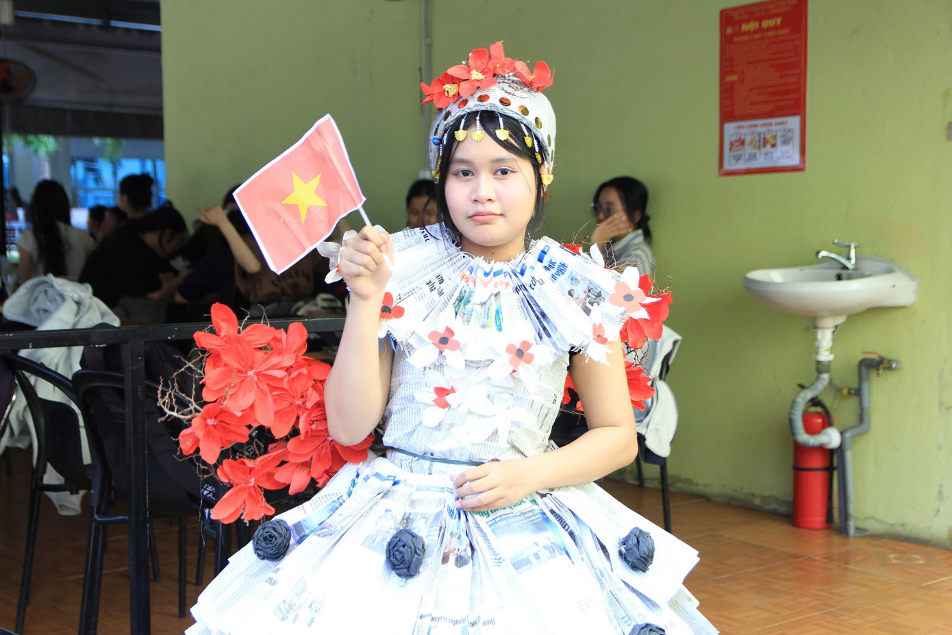 Phần trình diễn thời trang các quốc gia với trang phục làm từ vật liệu tái chế như bao nilon, báo cũ, vải thừa… là một trong những hoạt động được các bạn sinh viên mong chờ nhất. Những tiếng reo hò, cổ vũ sôi nổi đã khiến không khí buổi trình diễn trở nên náo nhiệt và ấn tượng. Ảnh: Minh Hiền