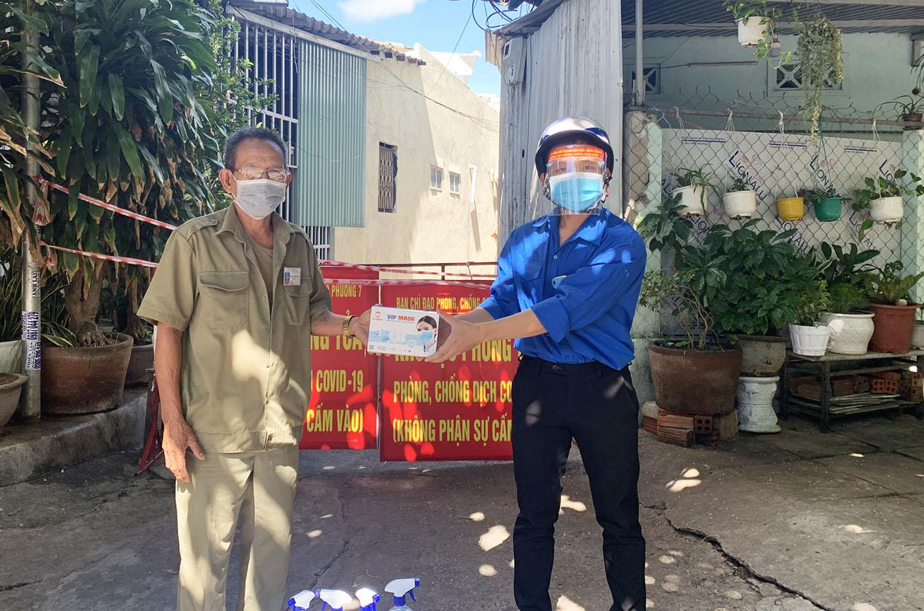 Các shipper áo xanh tặng khẩu trang, nước sát khuẩn cho các điểm chốt kiểm soát phòng chống dịch trên địa bàn TP Tuy Hòa - ảnh H.O