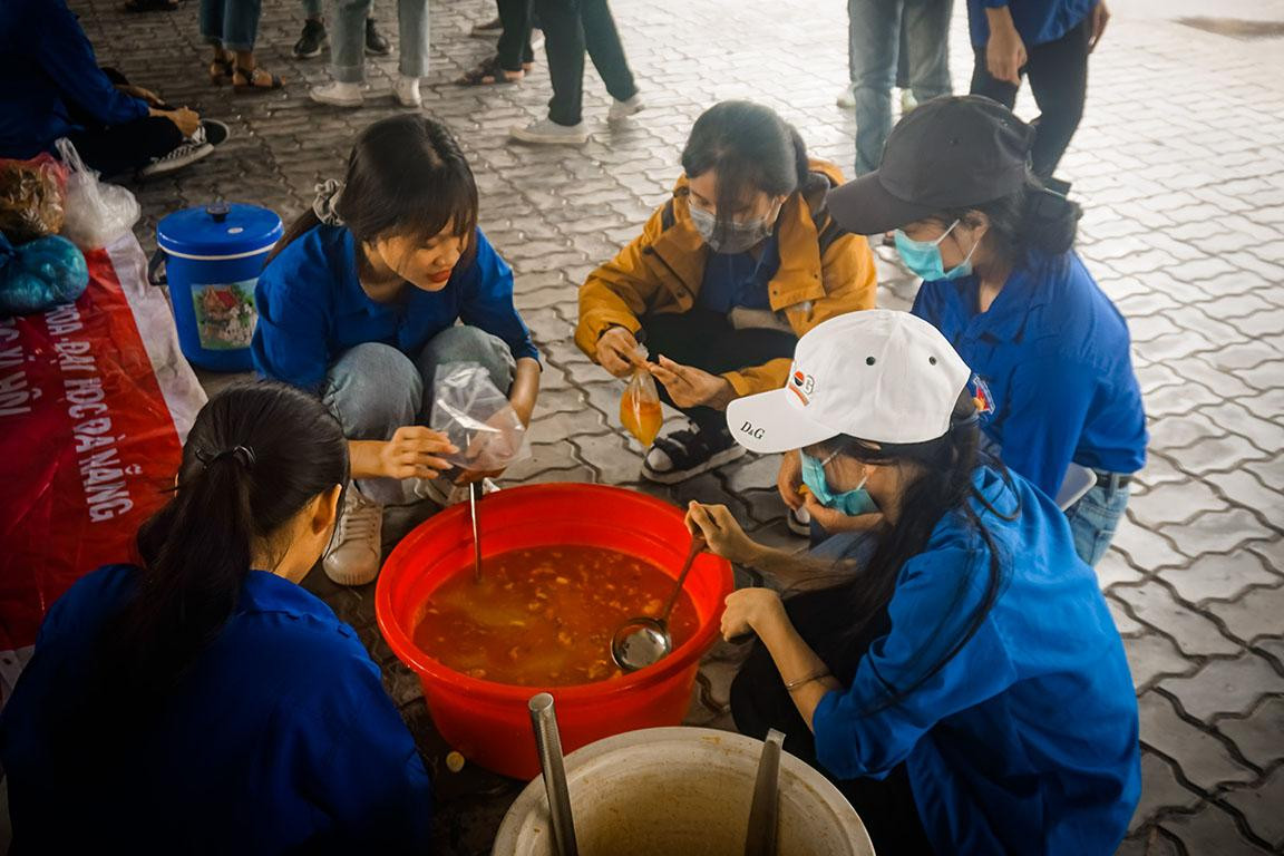 Tuần thứ 2 đem “Mỳ Quảng yêu thương” đến với bệnh nhân Bệnh viện Tâm thần và các em nhỏ Làng Hy Vọng SOS Tuần thứ 2 đem “Mỳ Quảng yêu thương” đến với bệnh nhân Bệnh viện Tâm thần và các em nhỏ Làng Hy Vọng SOS