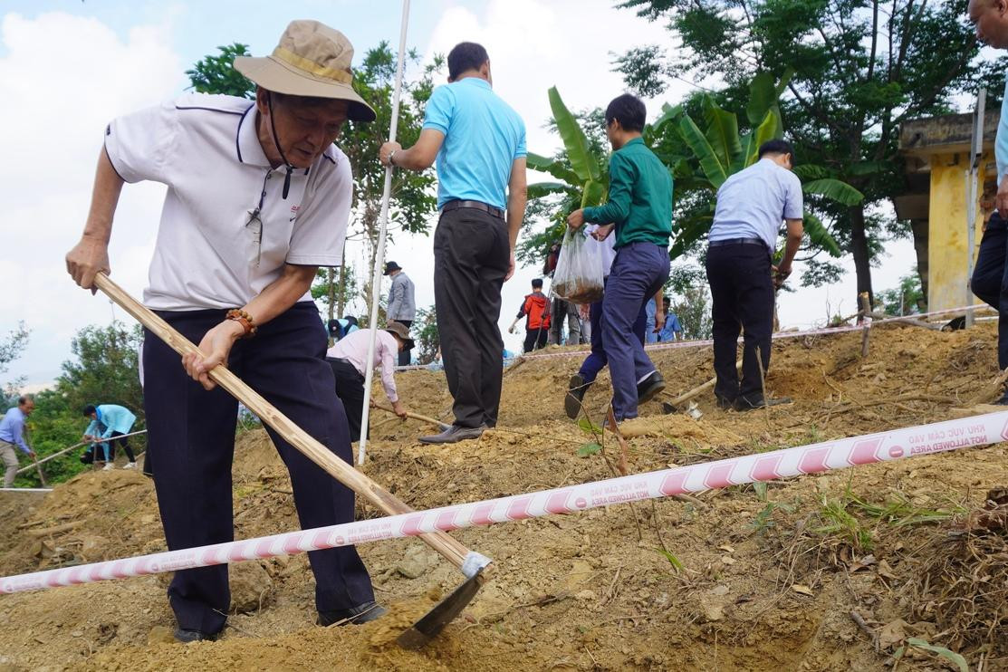 Dù đã 70 tuổi, nhưng ông Huỳnh Phước vẫn nhiệt huyết trồng cây - ảnh Đ.T Dù đã 70 tuổi, nhưng ông Huỳnh Phước vẫn nhiệt huyết trồng cây - ảnh Đ.T