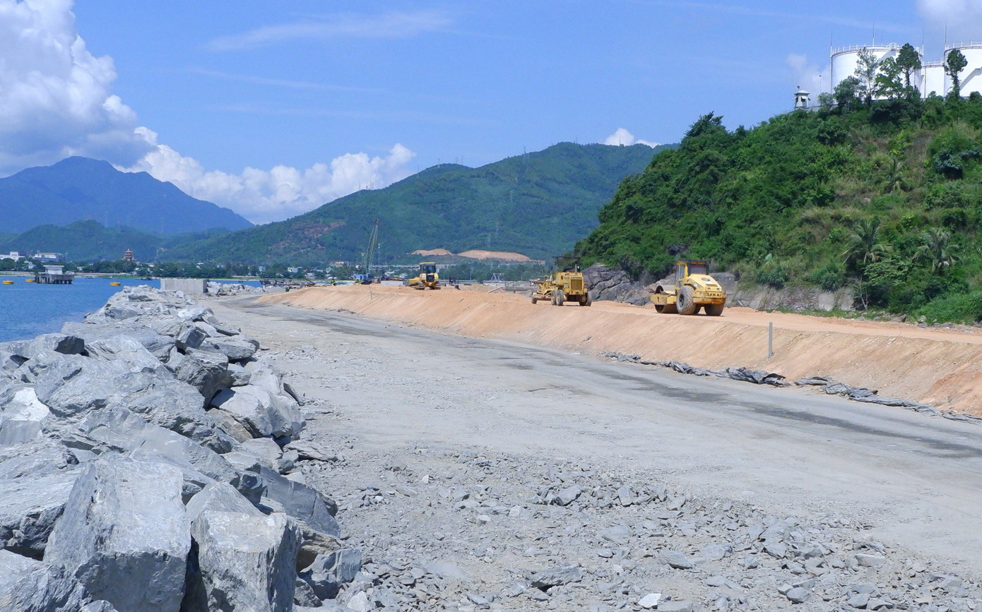 Dù đang là ngày nghỉ lễ 2/9 nhưng nhiều phương tiện, máy móc, công nhân vẫn có mặt trên công trường cảng Liên Chiểu để thi công dự án. Dù đang là ngày nghỉ lễ 2/9 nhưng nhiều phương tiện, máy móc, công nhân vẫn có mặt trên công trường cảng Liên Chiểu để thi công dự án.