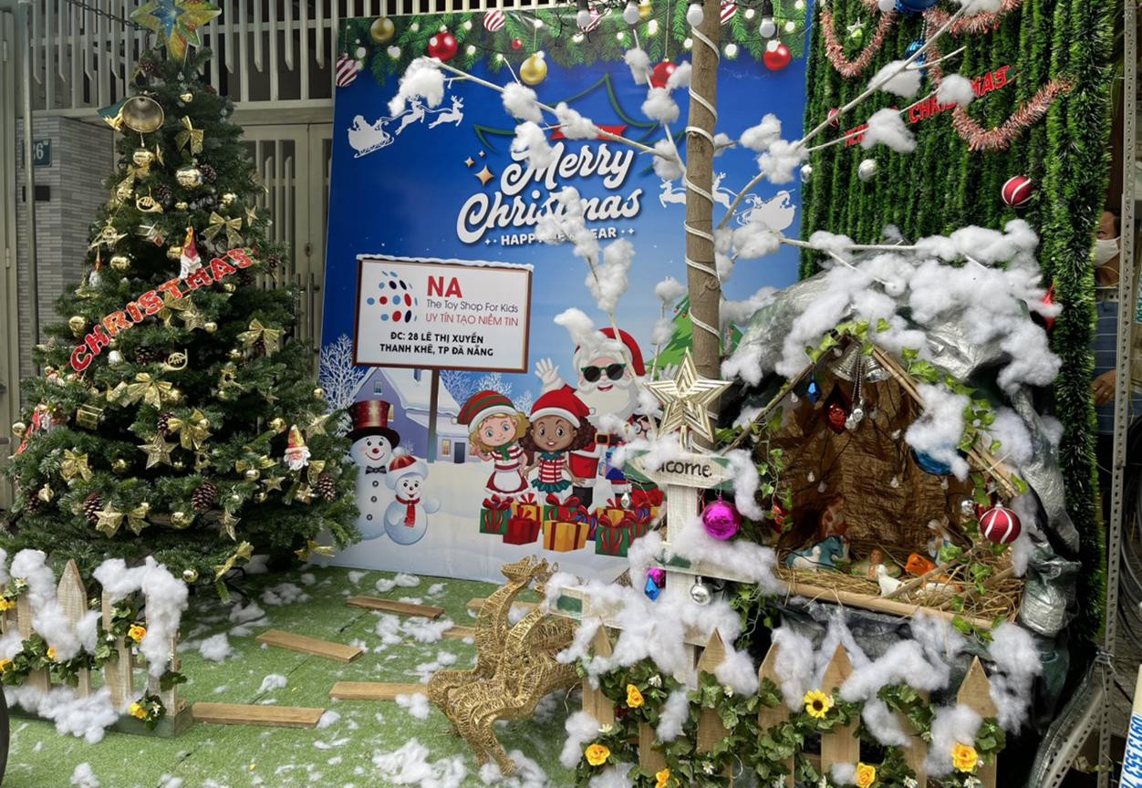 Hang đá Bê Lem và các tiểu cảnh mừng Noel cũng xuất hiện tại nhiều cửa hàng - ảnh MP