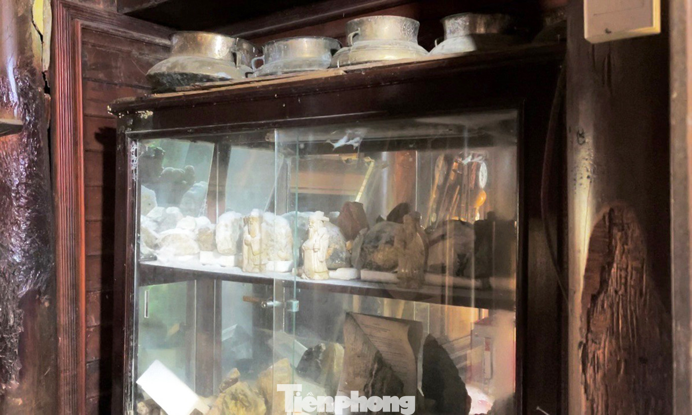 Các đồ vật dụng được ông Minh sưu tầm được bài trí trong và xung quanh ngôi nhà, tạo nên bức tranh sinh động về ký ức xưa tại nơi đây.