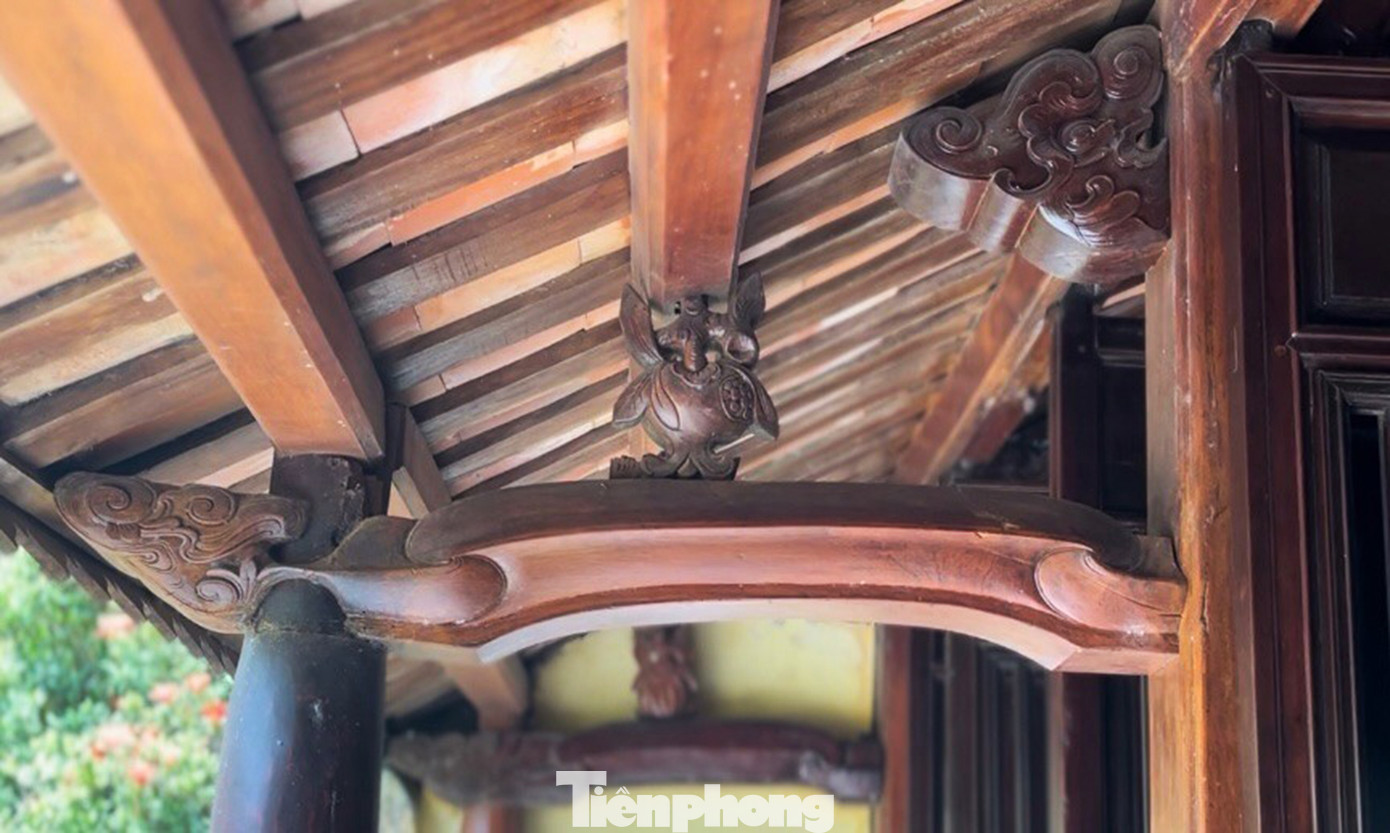 Ngoài ra, linh vật rồng được tạo hình trên gỗ là để cầu may mắn và thịnh vượng cho gia đình.