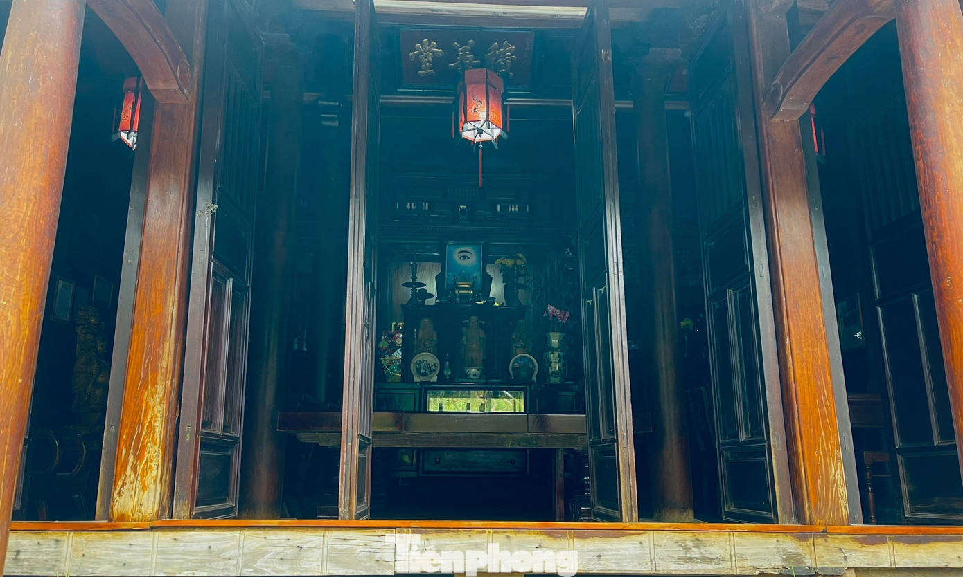 Các cây cột lớn đều sử dụng gỗ cây mít khác so với các nhà cổ ngoài miền Bắc thường sử dụng gỗ lim hay gỗ gõ. Gỗ mít khắc họa lên vẻ đẹp mộc mạc nhưng đầy uy nghi, cổ kính.