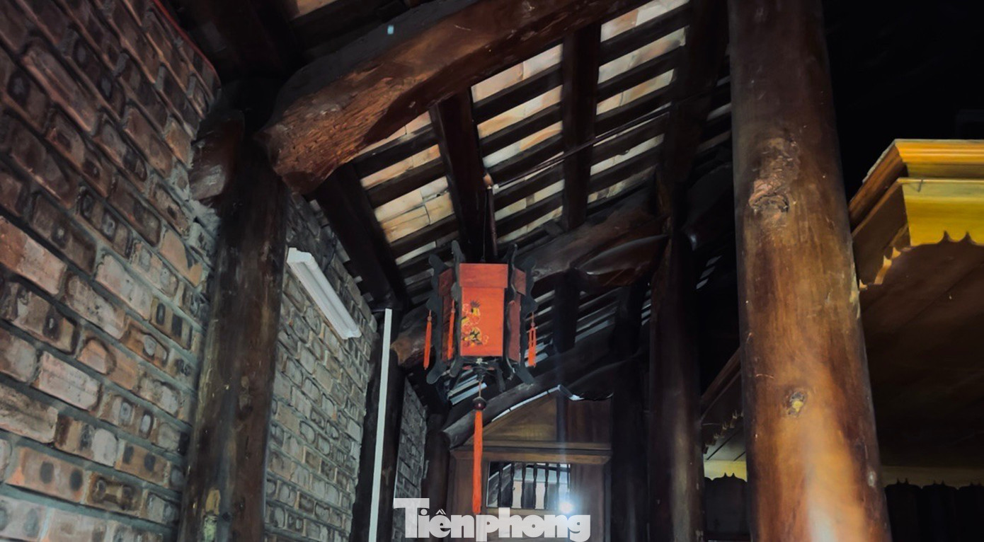 Được biết ngôi nhà do chính tay các nghệ nhân của làng mộc Kim Bồng (TP. Hội An, Quảng Nam) vang danh một thời thiết kế và xây dựng. Nhà 3 gian 2 chái cùng 2 chái phụ, được cố định bởi 56 cột lớn trong khi các ngôi nhà cổ khác ở miền Trung thường chỉ có 36 cột lớn.