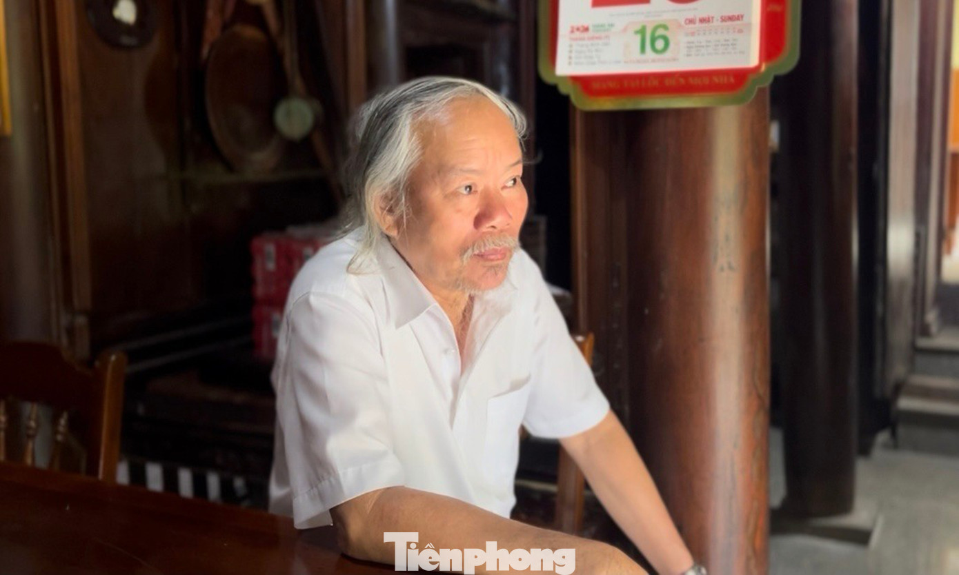 Ông Đỗ Hữu Minh (SN 1956) là đời thứ 4 chăm lo và gìn giữ cho nhà cổ Tích Thiện Đường cũng là chủ nhân của ngôi nhà cổ hiện nay. “Vùng này ngày xưa là vùng chiến tranh bom, đạn khốc liệt. Nhưng may mắn thay, trải qua bao cuộc chiến thời Pháp, thời Mỹ và cả những yếu tố môi trường như mưa gió, bão lũ… nhưng căn nhà vẫn tồn tại tới bây giờ. Đến giờ, ngôi nhà mà ông cố nội tôi để lại cho con cháu vẫn trường tồn, được nhiều người quan tâm và đánh giá cao bởi niên đại cũng như có kiến trúc độc đáo, mang nhiều giá trị lịch sử”, ông Minh chia sẻ.