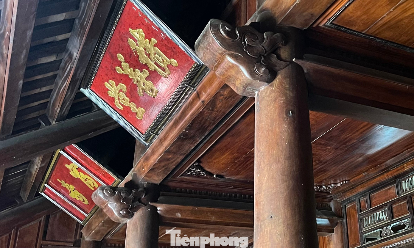 Những thanh gỗ được chạm khắc hình đầu rồng không chỉ làm đẹp kiến trúc, mà còn thể hiện quyền lực và đẳng cấp xã hội của gia chủ.