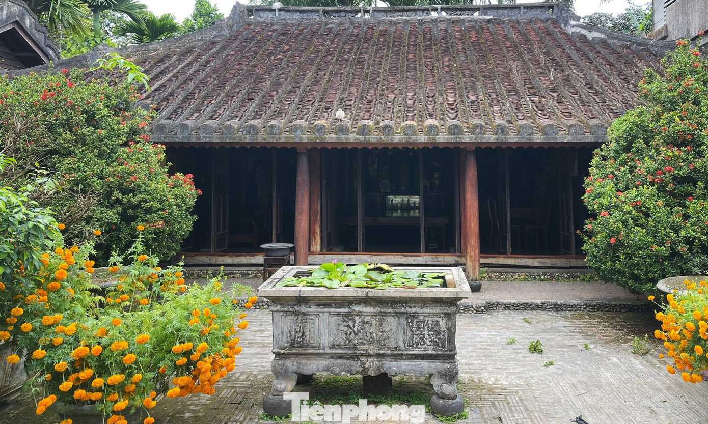 Nhà cổ thường rất thấp, lý do trước tiên là vật liệu giới hạn, người dân chỉ có thể sử dụng gỗ vườn nên chiều cao hạn chế, thứ hai làm nhà thấp để tránh gió bão và cuối cùng, theo quan niệm dân gian, nhà cửa thấp để thể hiện sự khiêm tốn của chủ nhà.