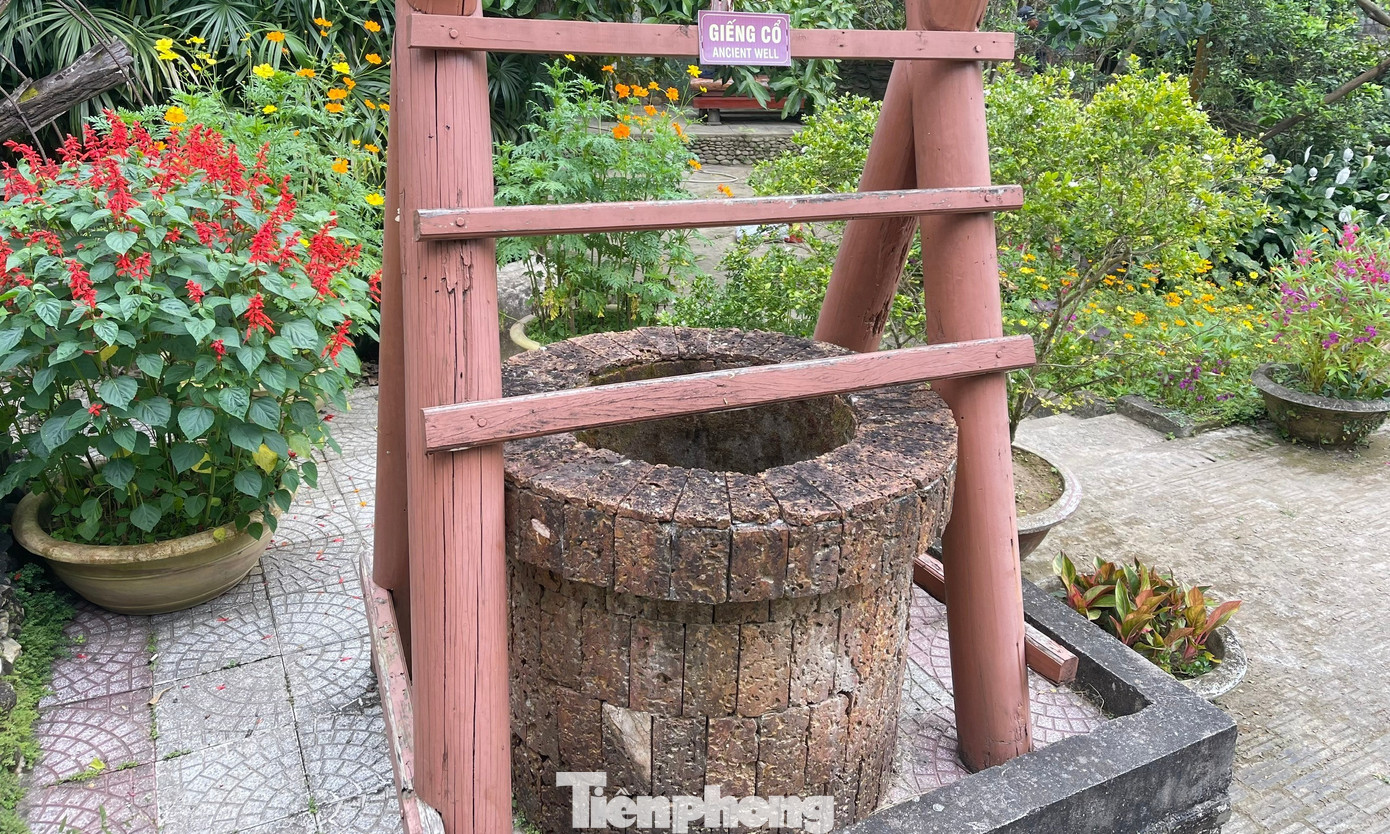 Các đồ vật dụng được ông Minh sưu tầm được bài trí trong và xung quanh ngôi nhà, tạo nên bức tranh sinh động về ký ức xưa tại nơi đây.