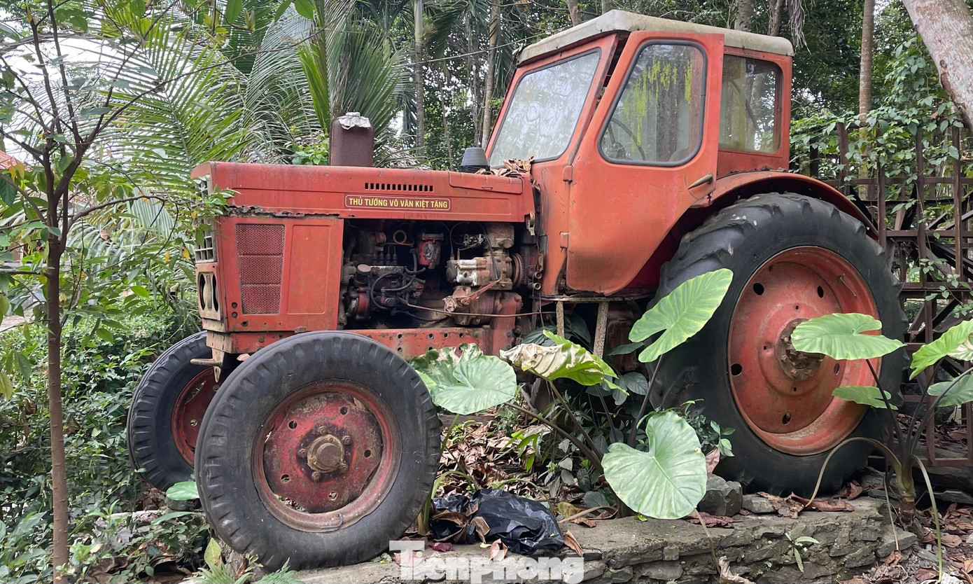 Các đồ vật dụng được ông Minh sưu tầm được bài trí trong và xung quanh ngôi nhà, tạo nên bức tranh sinh động về ký ức xưa tại nơi đây.