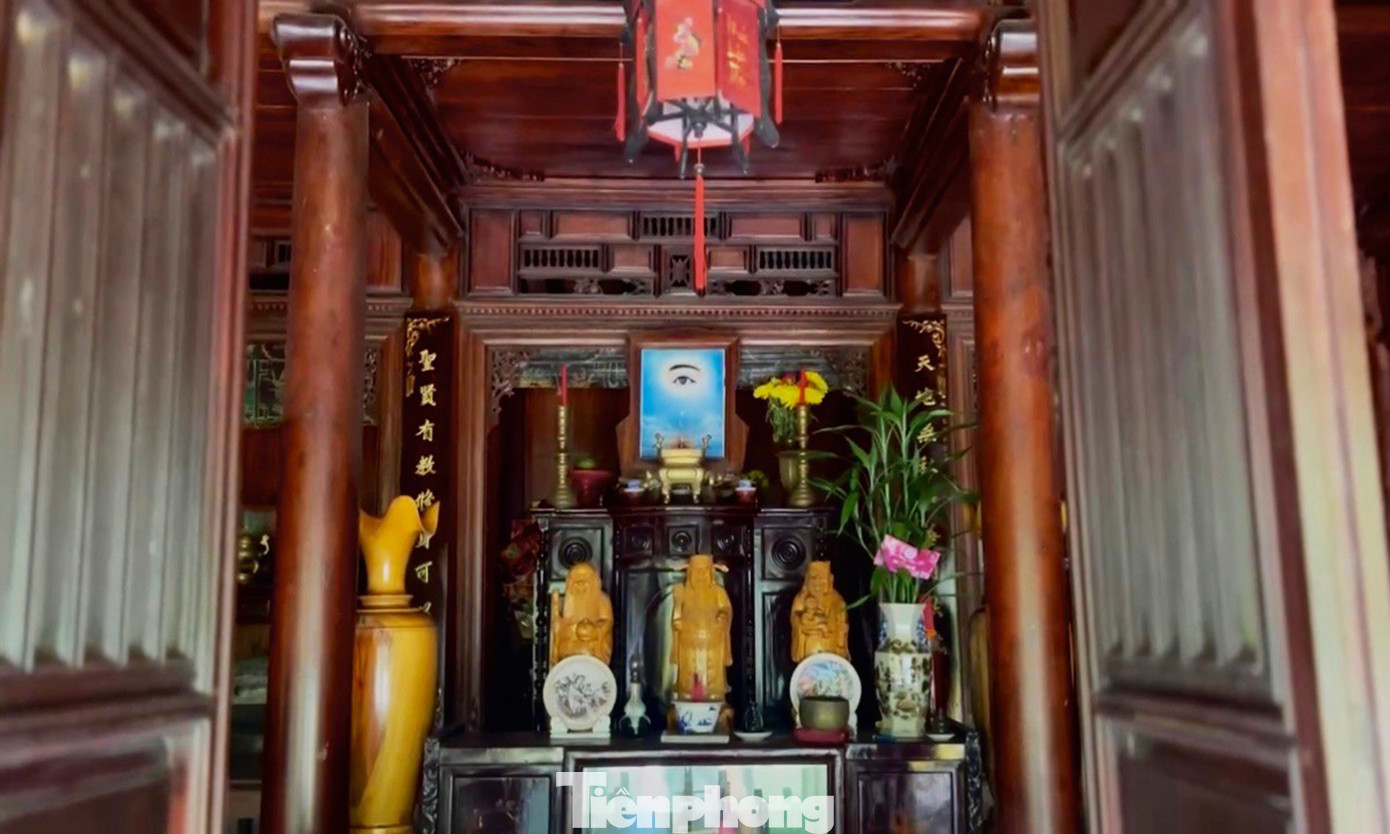 “Theo những người bạn nghiên cứu kiến trúc cổ của tôi, nhà cổ ở Quảng Nam nói chung và ngôi nhà này nói riêng đều được làm bằng lõi mít, khác với nhà cổ thường thấy ở miền Bắc được làm bằng gỗ lim. Sau này tôi được biết rằng lõi mít có giá trị cao trong các kiến trúc cổ. Hơn nữa, gỗ mít có một vẻ đẹp sáng láng đặc biệt, nhờ màu vàng rất độc đáo và bền bỉ theo thời gian. Ngày xưa cũng không có máy móc, làm hoàn toàn bằng thủ công nên thợ ở Hội An đến đây ở và làm ngôi nhà này trong mấy năm liền”, ông Minh nói.