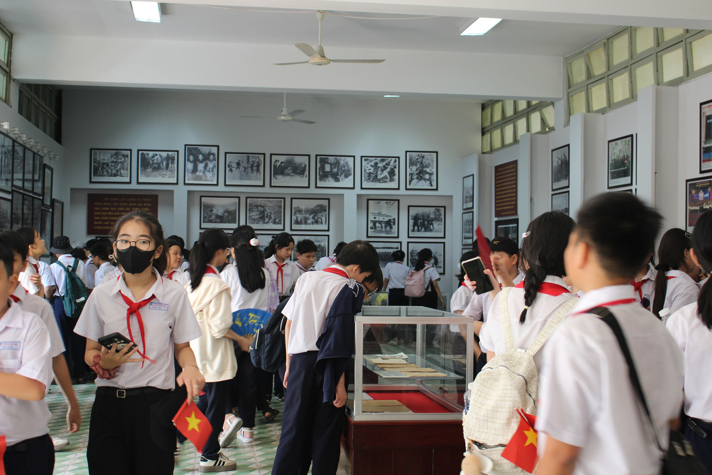 Các em được tận mắt chứng kiến những hiện vật như vũ khí, trang phục, bản đồ chiến sự, cũng như các di vật gắn liền với những trận đánh ác liệt và những chiến công vang dội. Ảnh: Trúc Linh