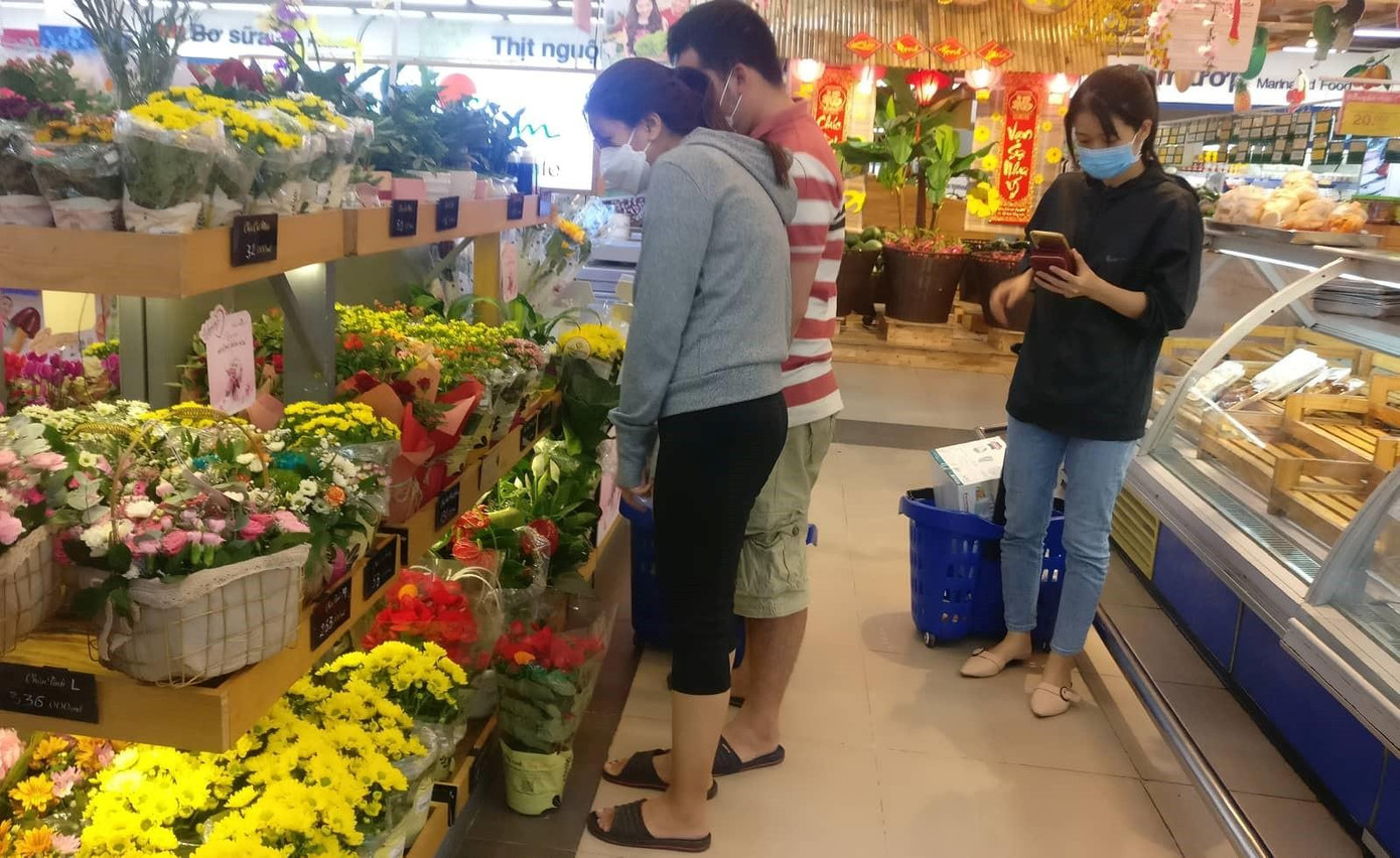 Từ mấy ngày trước, thị trường hoa tươi phục vụ ngày Quốc tế Phụ nữ 8/3 tại TP. Đà Nẵng đã nhộn nhịp khách - Ảnh: Kim Ngân