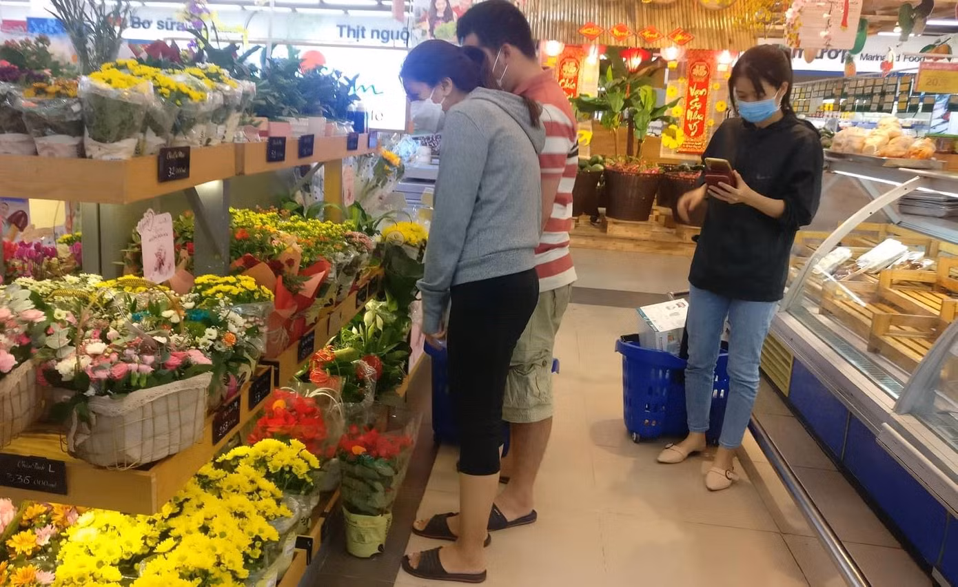 Từ mấy ngày trước, thị trường hoa tươi phục vụ ngày Quốc tế Phụ nữ 8/3 tại TP. Đà Nẵng đã nhộn nhịp khách - Ảnh: Kim Ngân