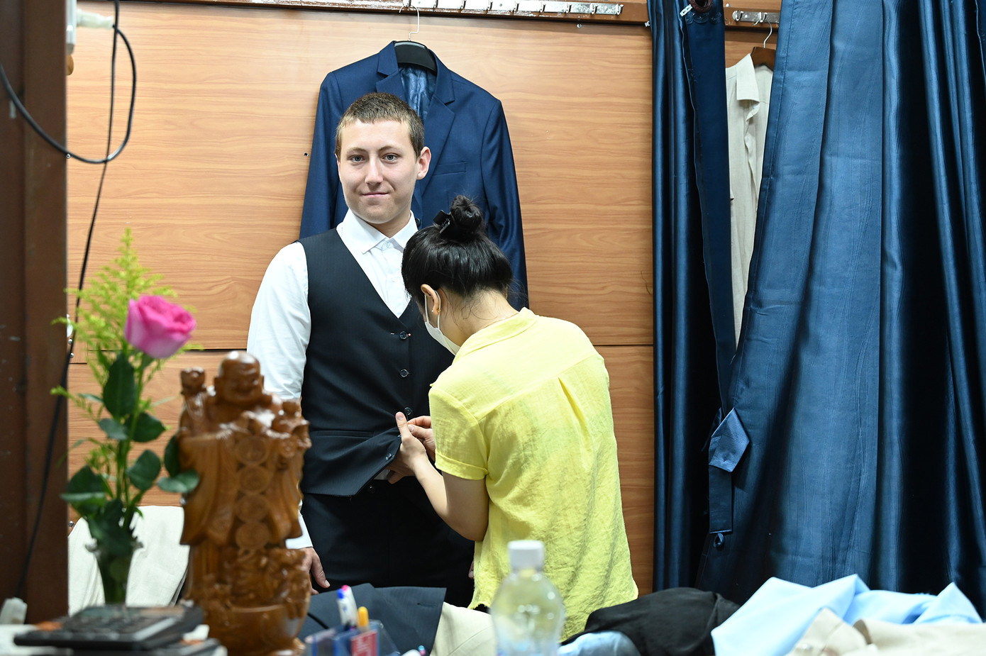 Thời gian từ khi khách đặt hàng cho đến khi hoàn thành sản phẩm chỉ trong vòng 3-4 tiếng đồng hồ. Du khách còn có thể đặt hàng qua mạng, chỉ cần cung cấp số đo, loại vải, loại áo quần cần may. Một bộ vest giá từ 1,8 đến 3,5 triệu đồng, đầm dạ hội 1,2-3 triệu đồng, váy dạ tiệc từ 1-1,8 triệu đồng, giá cả hợp lý với du khách. (Ảnh: Huỳnh Như)