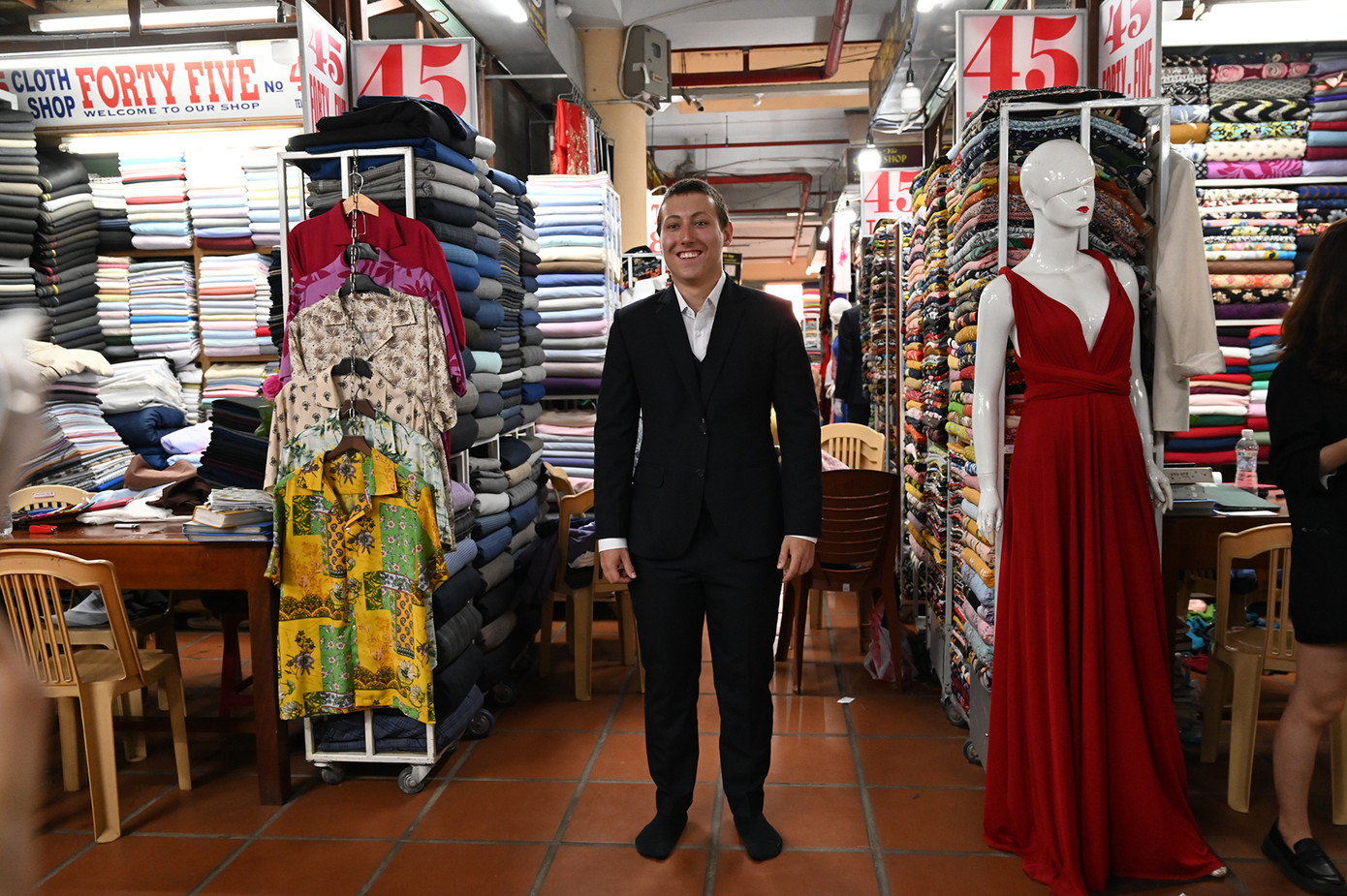 Thời gian từ khi khách đặt hàng cho đến khi hoàn thành sản phẩm chỉ trong vòng 3-4 tiếng đồng hồ. Du khách còn có thể đặt hàng qua mạng, chỉ cần cung cấp số đo, loại vải, loại áo quần cần may. Một bộ vest giá từ 1,8 đến 3,5 triệu đồng, đầm dạ hội 1,2-3 triệu đồng, váy dạ tiệc từ 1-1,8 triệu đồng, giá cả hợp lý với du khách. (Ảnh: Huỳnh Như)