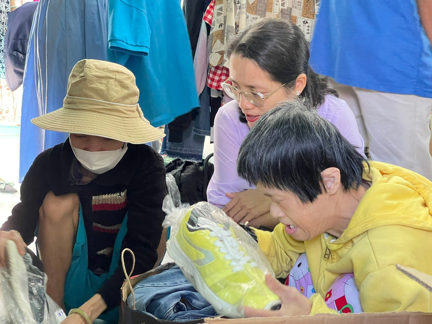 Cô Nguyễn Thị Diễm Trang – Trưởng khoa Kinh tế, Cao đẳng nghề Đà Nẵng, cho biết: “Siêu thị 0 đồng thể hiện tinh thần thiện nguyện, cho đi mà không có yêu cầu nhận lại gì hết. Nơi đây hỗ trợ những người gặp khó khăn trong việc sắm sửa nhu yếu phẩm, kể các các trường hợp sinh viên gặp khó khăn có thể đến lấy sách, báo, đồ dùng cho bản thân hoặc gia đình ở quê”.