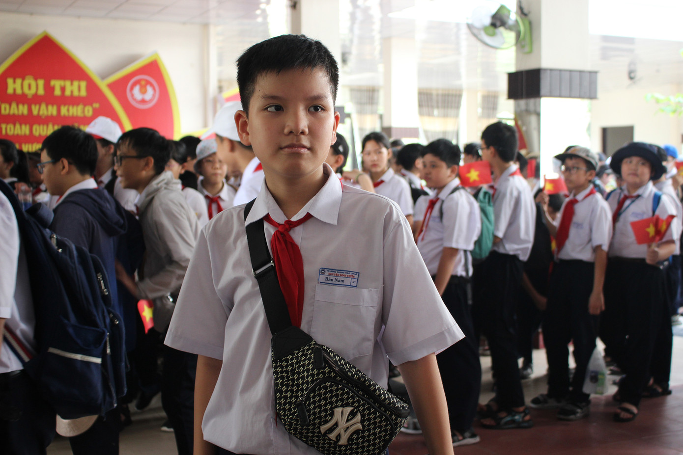 Em Bảo Nam, học sinh lớp 6/1, trường THCS Nguyễn Đình Chiểu (Đà Nẵng) chia sẻ cảm xúc: “Hôm nay, em được thầy cô dẫn đến Bảo tàng Quân khu 5 em thấy có rất nhiều điều bổ ích, em được nhìn thấy rất rõ các hiện vật của các ông cha để lại, giúp em hiểu được quá khứ khó khăn của họ để mang lại hoà bình cho đất nước”.