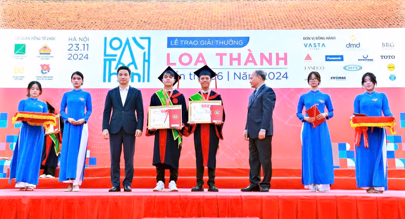 Sinh viên Trương Hữu Phước và Tôn Thất Lập của ĐH Duy Tân nhận giải Nhì Loa Thành 2024