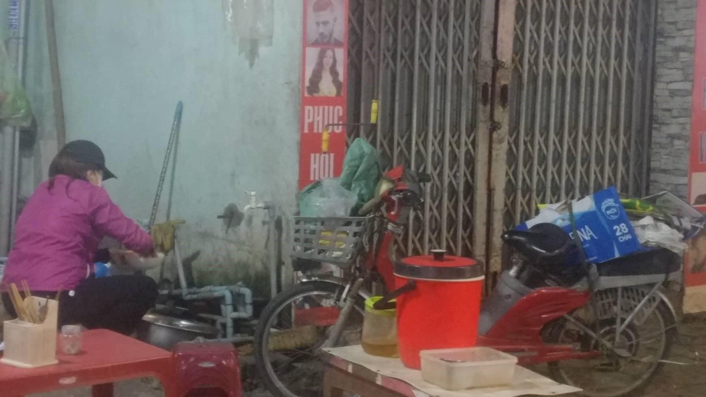 Khách của quán ăn này phần lớn là những người lao động nghèo như bán ve chai, vé số, phụ hồ... Khi vắng khách, chủ quán tranh thủ rửa tô, bát... Khách của quán ăn này phần lớn là những người lao động nghèo như bán ve chai, vé số, phụ hồ... Khi vắng khách, chủ quán tranh thủ rửa tô, bát...