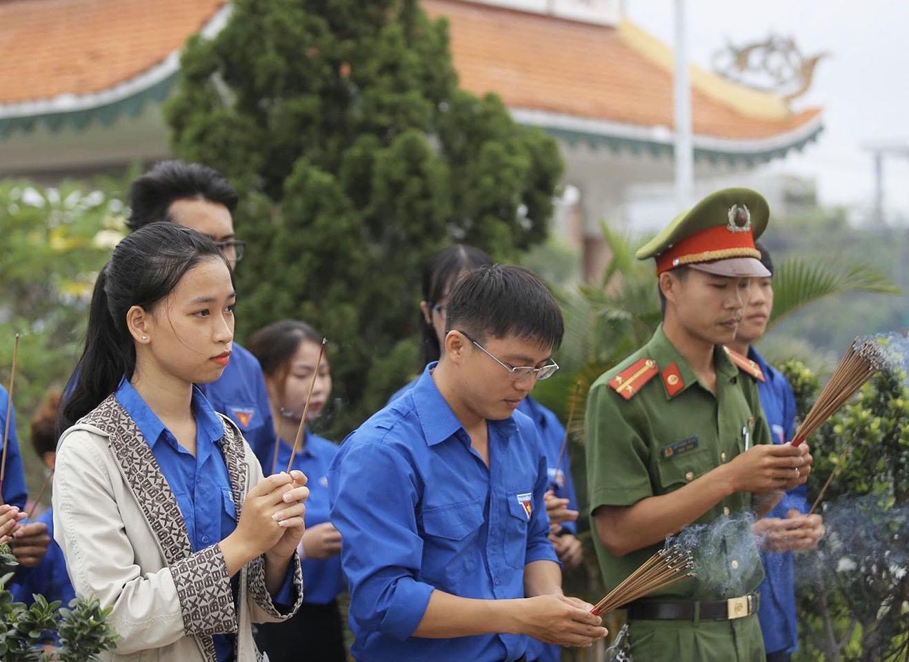 Dâng hương tại Nghĩa trang liệt sỹ Hòa Quý - Ảnh: Khải Hoàn