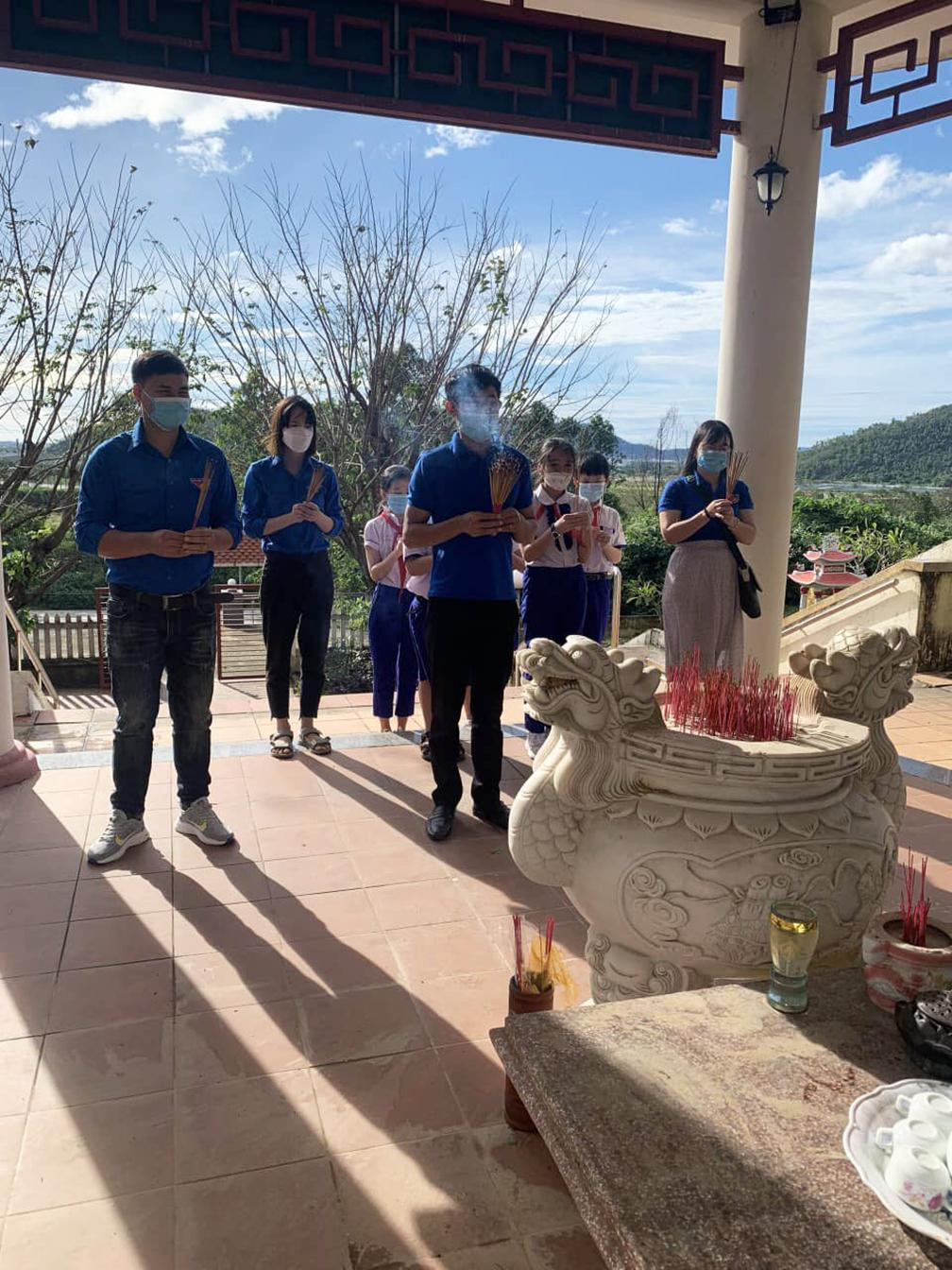 Đoàn trường Trần Bình Trọng (Hòa Hiệp Bắc, Liên Chiểu) viếng hương Bia di tích căn cứ kháng chiến khu 1 cánh Bắc Hoà Vang (ảnh Tuổi trẻ Liên Chiểu) Đoàn trường Trần Bình Trọng (Hòa Hiệp Bắc, Liên Chiểu) viếng hương Bia di tích căn cứ kháng chiến khu 1 cánh Bắc Hoà Vang (ảnh Tuổi trẻ Liên Chiểu)