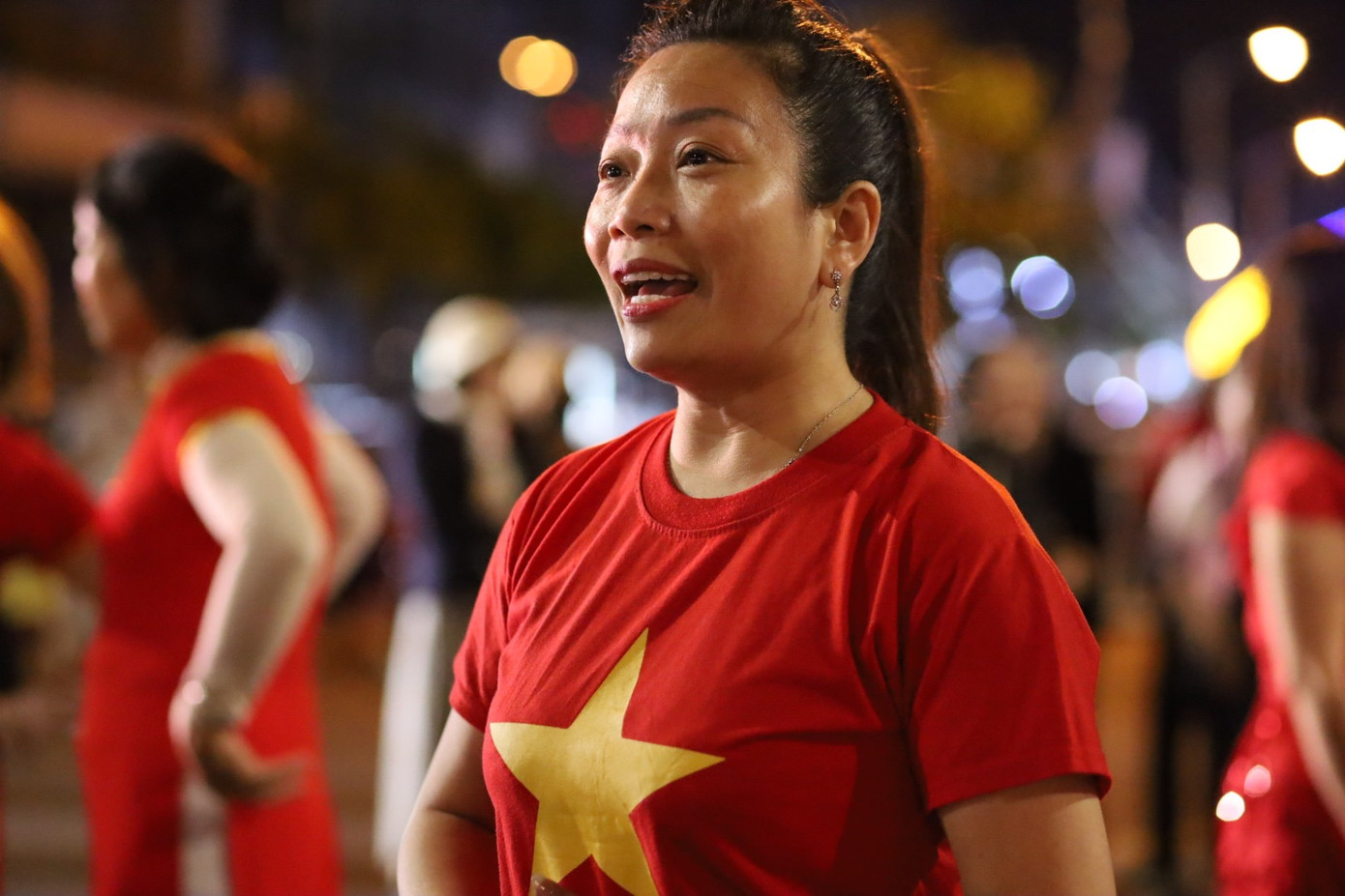 Chị Đỗ Thị Nguyệt (quận Sơn Trà, TP. Đà Nẵng) chia sẻ: “Các cư dân trong thành phố và du khách đến từ khắp nơi đã có buổi tối rất cuồng nhiệt với những vũ điệu vui tươi, để chia sẻ sự hiểu biết, gần gũi và tình yêu thương”. Ảnh: Trúc Linh. Chị Đỗ Thị Nguyệt (quận Sơn Trà, TP. Đà Nẵng) chia sẻ: “Các cư dân trong thành phố và du khách đến từ khắp nơi đã có buổi tối rất cuồng nhiệt với những vũ điệu vui tươi, để chia sẻ sự hiểu biết, gần gũi và tình yêu thương”. Ảnh: Trúc Linh.