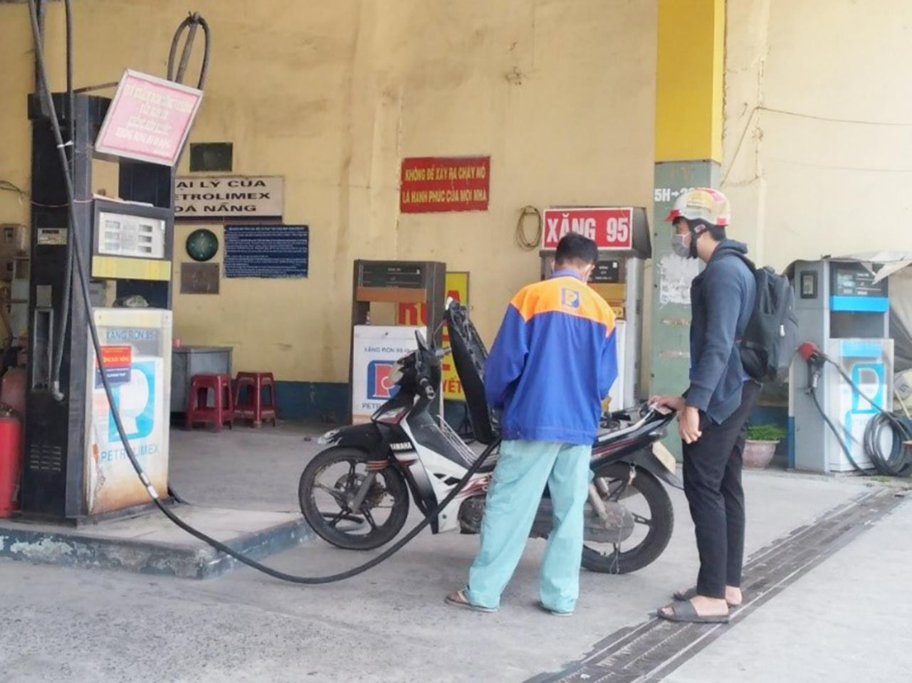 Giá xăng tăng cao dự đoán vẫn chưa thể giảm đã ảnh hưởng không nhỏ đến công việc học tập, sinh hoạt của đa số sinh viên, do đó việc linh hoạt điều chỉnh chi tiêu là hết sức cần thiết. - Ảnh: H.N