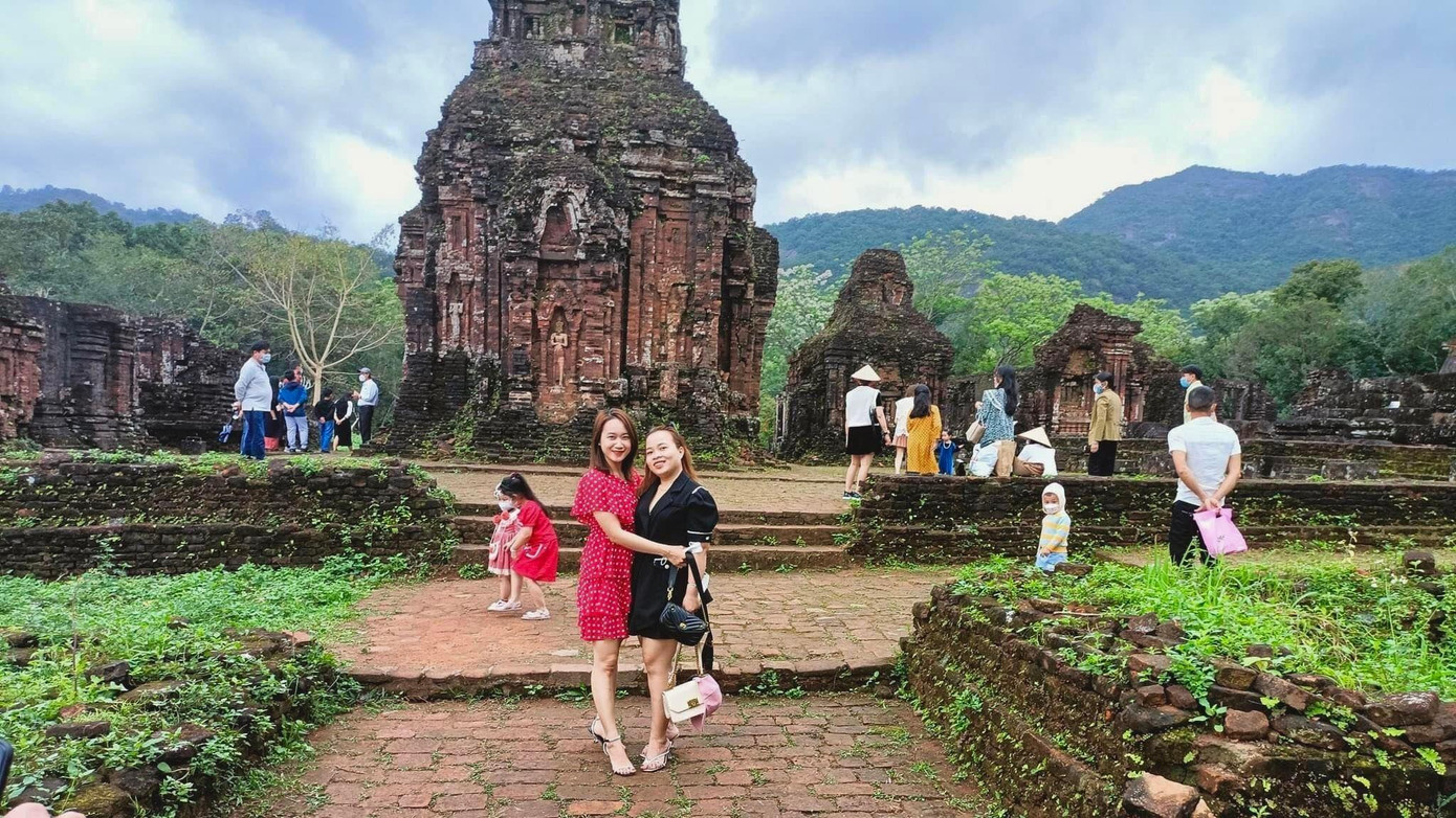 Nhiều du khách cùng bạn bè chụp hình, lưu lại kỉ niệm khi đến Thánh địa Mỹ Sơn. Ảnh: Hoàng Yến