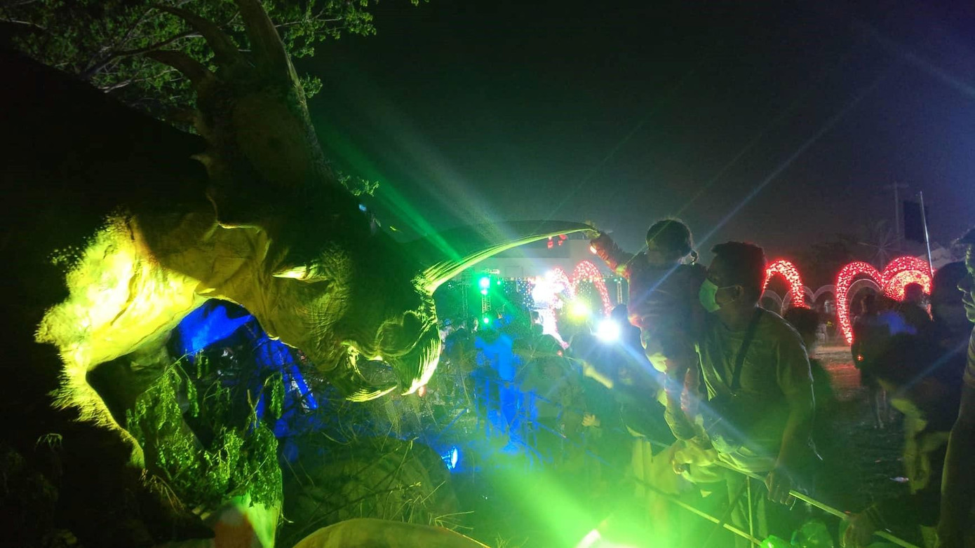 Tiếng hú hét, gầm gừ… của nhiều mô hình khủng long “nghe như thật”. Từ khủng long bạo chúa, đến khủng long đuôi búa... chuyển động nếu chúng ta chạm vào - ảnh Kim Ngân Tiếng hú hét, gầm gừ… của nhiều mô hình khủng long “nghe như thật”. Từ khủng long bạo chúa, đến khủng long đuôi búa... chuyển động nếu chúng ta chạm vào - ảnh Kim Ngân