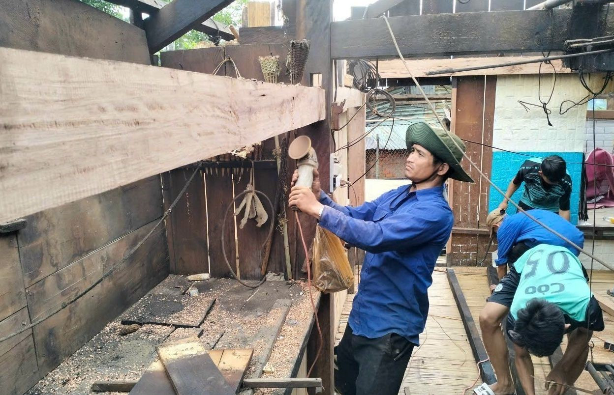 ĐVTN tham gia chương trình Ngày Chủ nhật xanh hỗ trợ xóa nhà tạm, sửa chữa nhà dột nát cho bà con. ĐVTN tham gia chương trình Ngày Chủ nhật xanh hỗ trợ xóa nhà tạm, sửa chữa nhà dột nát cho bà con.