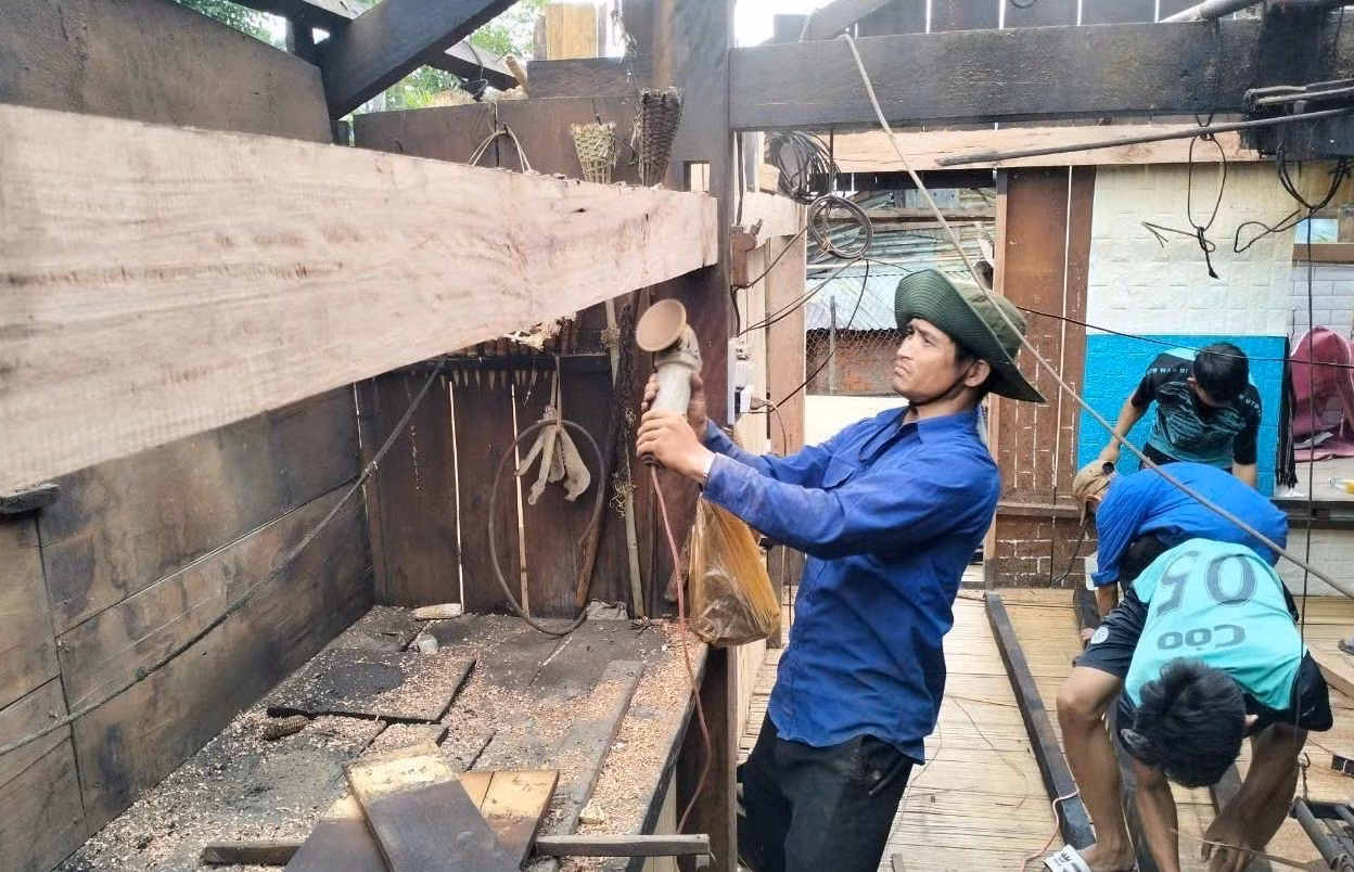ĐVTN tham gia chương trình Ngày Chủ nhật xanh hỗ trợ xóa nhà tạm, sửa chữa nhà dột nát cho bà con.
