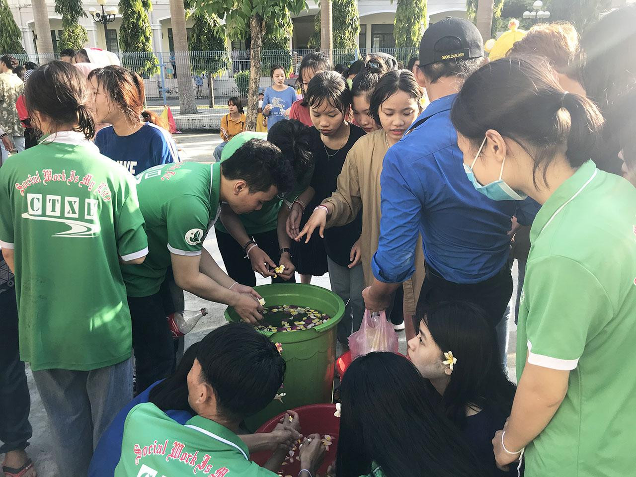 Chuẩn bị nước cho nghi thức té nước - Ảnh Thành Văn