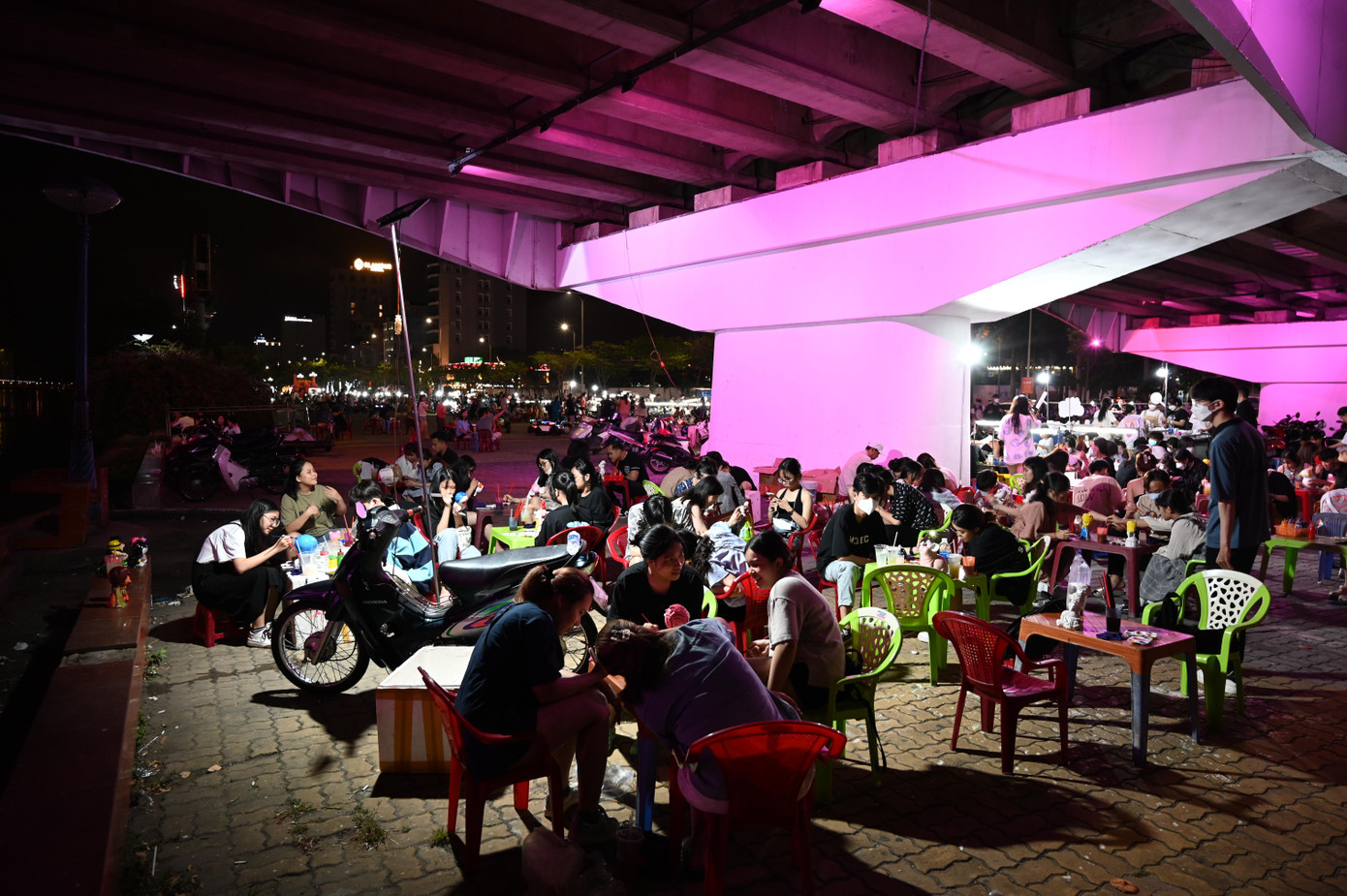 Với địa điểm độc đáo bên cầu và dưới gầm cầu quay Sông Hàn - Ảnh Huỳnh Như Với địa điểm độc đáo bên cầu và dưới gầm cầu quay Sông Hàn - Ảnh Huỳnh Như